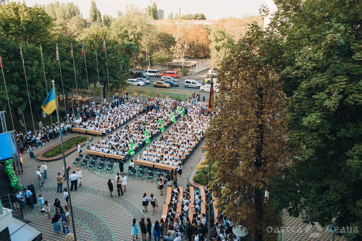 В Одессе Международный гуманитарный университет принял в свои ряды новую  смену студентов (фоторепортаж, видео)