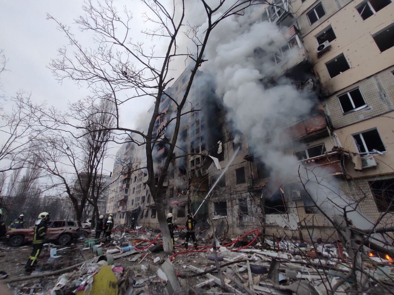 В Киеве снаряд попал в 9-этажку и завод 