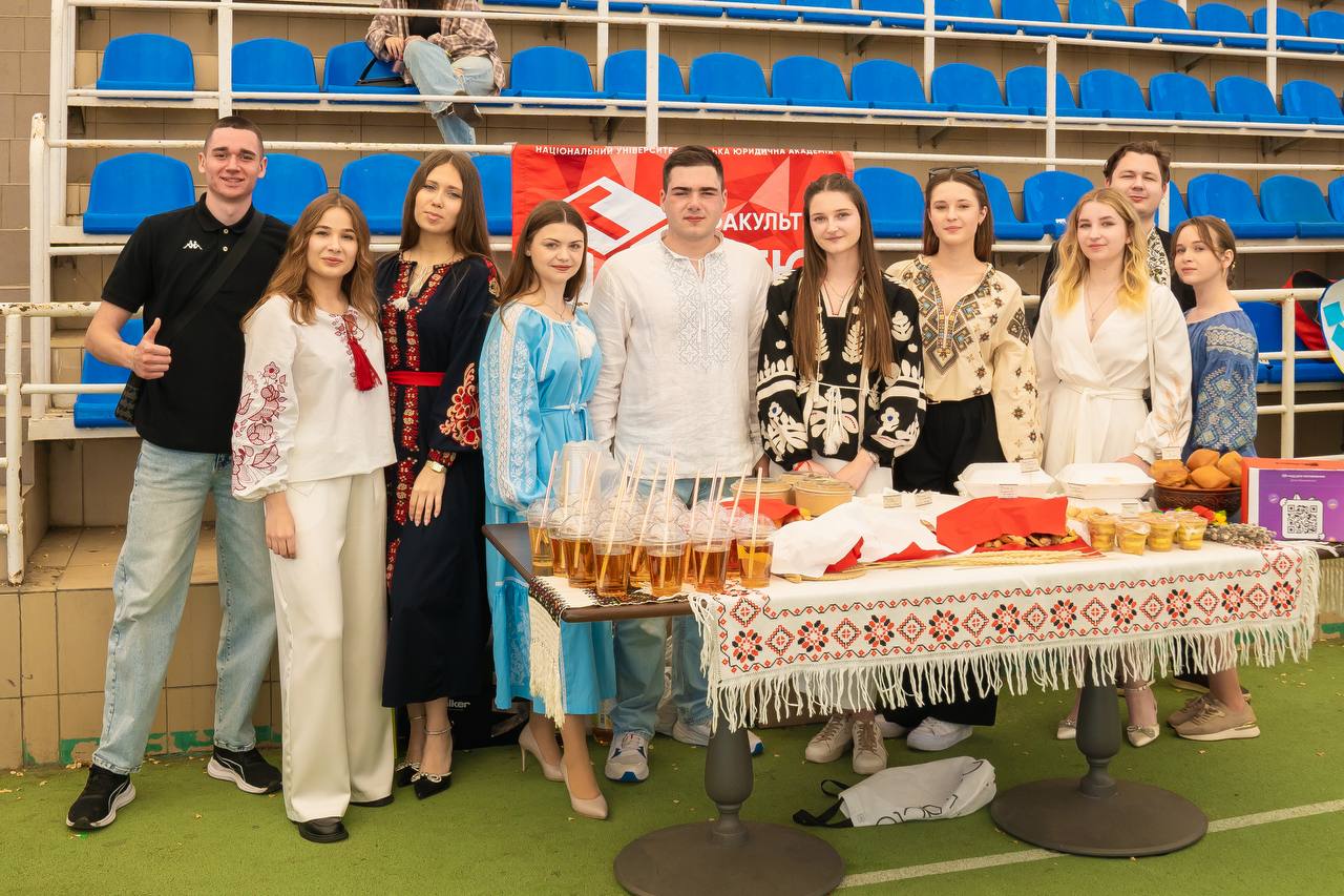 Свежеприготовленные бельгийские вафли в электрической вафельнице