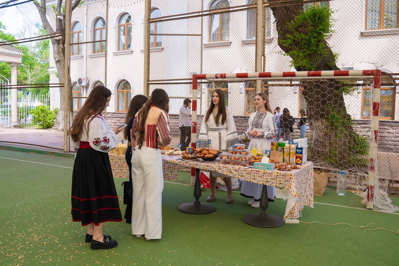 Свежеприготовленные бельгийские вафли в электрической вафельнице