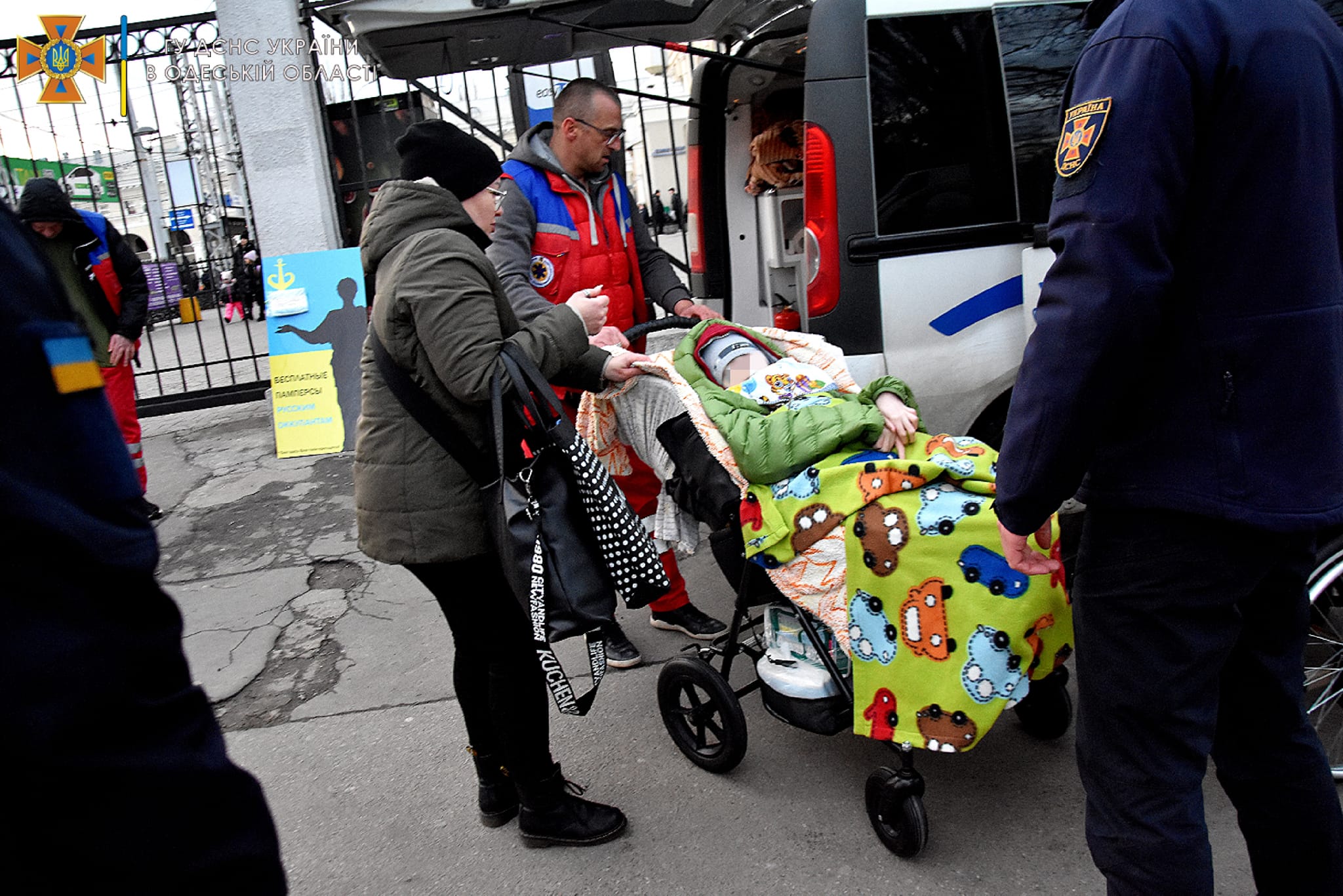 Одесса новости сегодня. Эвакуированные дети. Эвакуированные семьи из Украины. Люди в городе. Жители города.