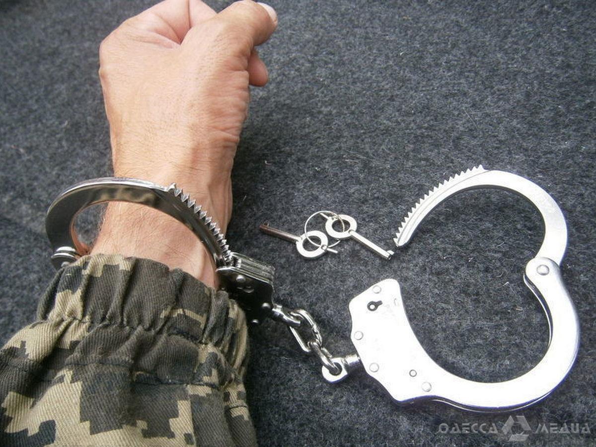 Военный в наручниках