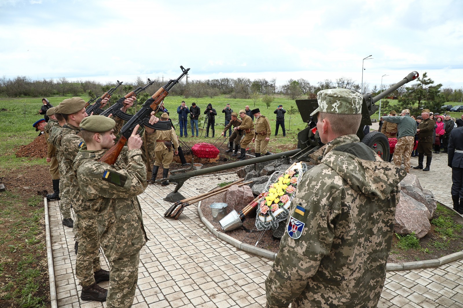 76 примирение. Армия z освободители Украины. M15 защитник. Фото за правду армия.