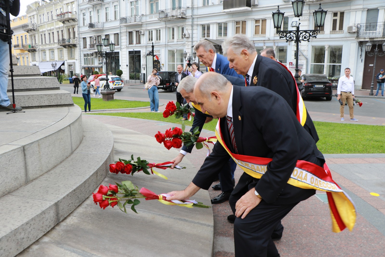 Три дня в одессе. Розы на возложение. День основания Одессы. День города Одесса Дата. Возложение цветов к памятнику на 3 сентября.